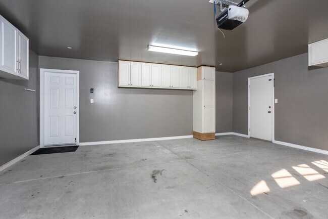 Building Photo - 6212 Ajooni Ct