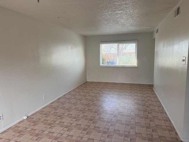Building Photo - 2 Bedroom 1 Bathroom Townhouse in North Valley!  Refrigerated air! Ground Floor!