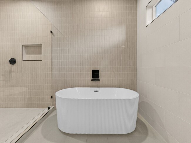 Building Photo - 5619 Chapman St