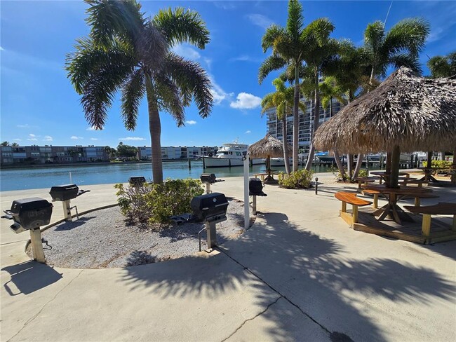 Building Photo - 7600 Sun Island Dr S