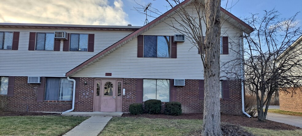 Second floor (Apartment to right side) - 410 Echo Ln