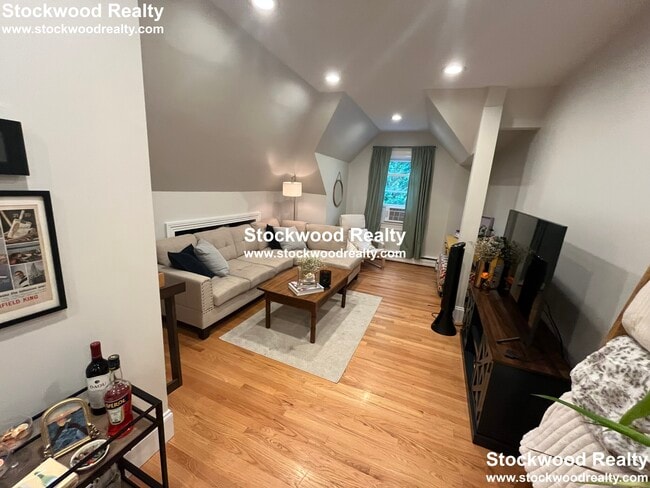 Building Photo - 90 Lyndhurst St