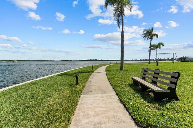 Building Photo - 1 Key Capri