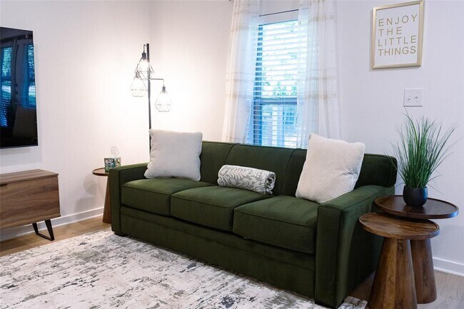 Building Photo - 2505 Thornton Rd