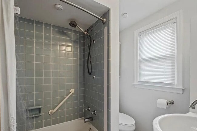 Building Photo - 2416 Aleda Ave SE