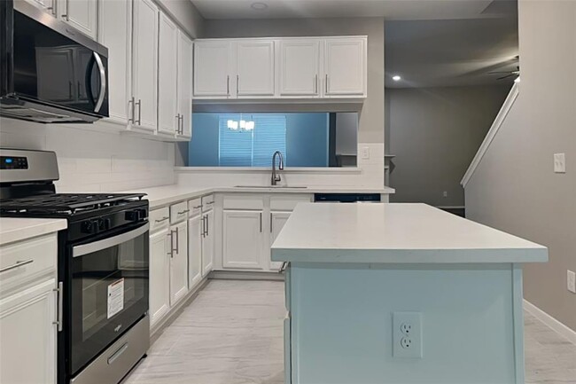 Building Photo - 7102 Blanco Pines Dr