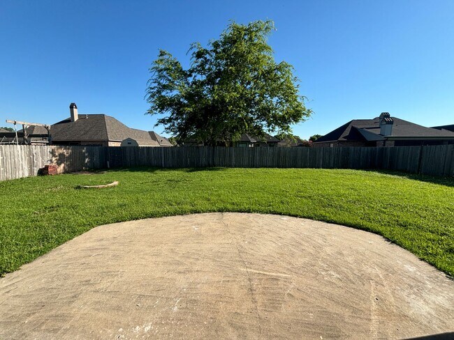 Building Photo - Like new.. GORGEOUS TIBURON BEAUTY.. Close to Barksdale Air Force Base.