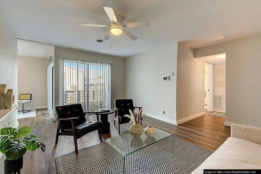 Building Photo - 10028 Royal Ln