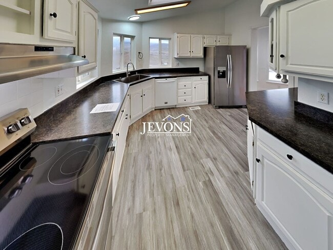 Building Photo - Comfortable Selah Residence with Open Living Space and Easy Commuter Access