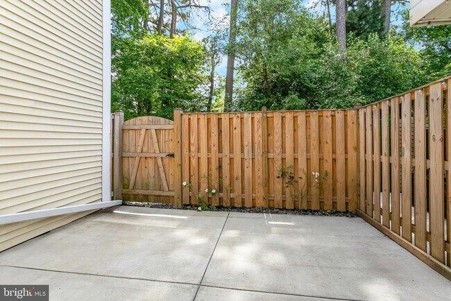 Building Photo - 3395 Lakeside View Dr