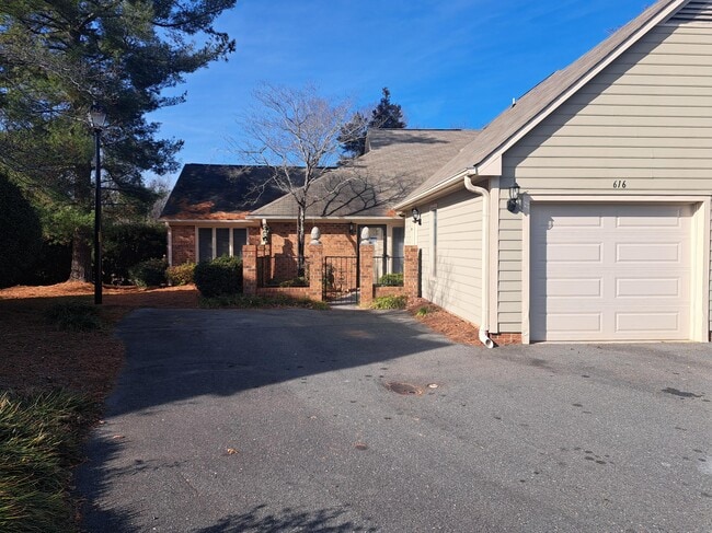 Building Photo - 616 Croston Dr