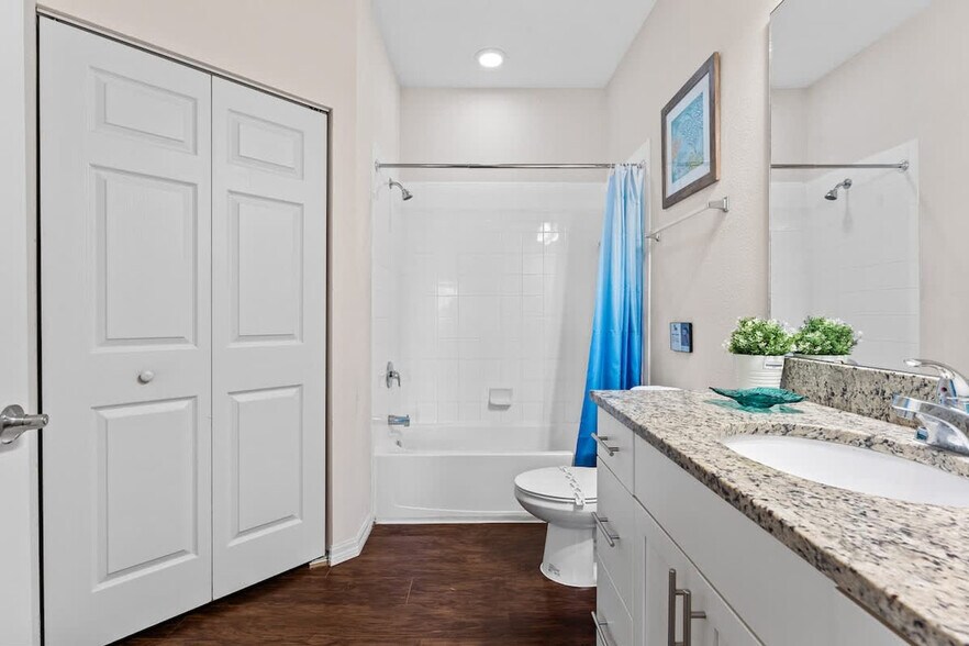 Building Photo - 8989 Shine Dr