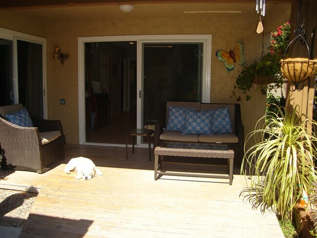 Building Photo - 2 bedroom with GAREAGE in the HEART of Wes...