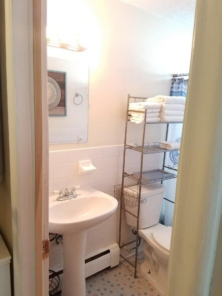 Building Photo - 6035 Main St NE