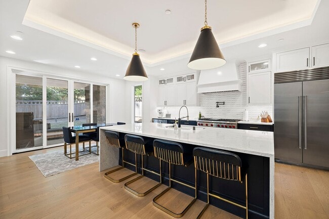 Building Photo - 4bd/4.75ba Bellevue House