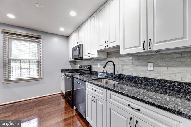 Building Photo - 18 Chantilly Ct