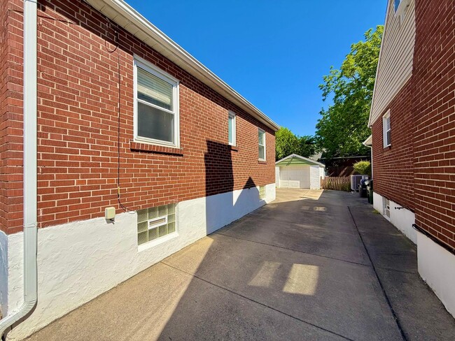 Building Photo - Fully Renovated 3-Bedroom 3-Bathroom Gem in Cincinnati!