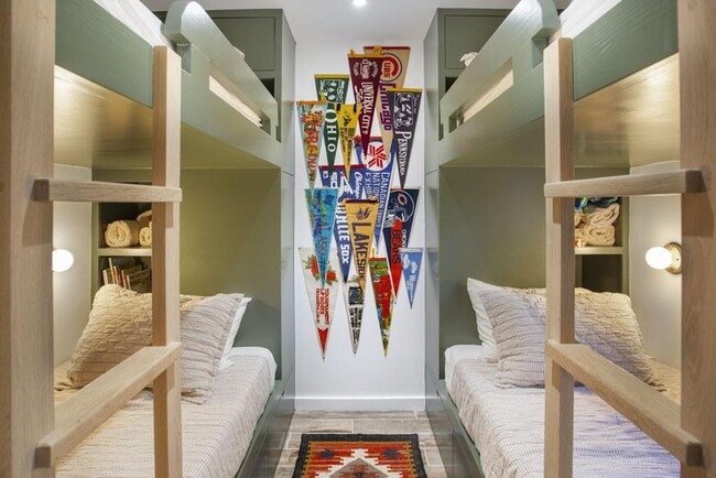 Building Photo - 8885 Bay Dr