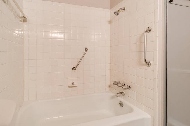 Building Photo - 1201 Lakecrest Dr