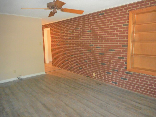 Building Photo - 3 Bedroom 2 Bath Brick Ranch Within 1 Bloc...