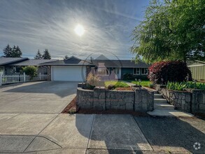 Building Photo - Adorable South Salem Home