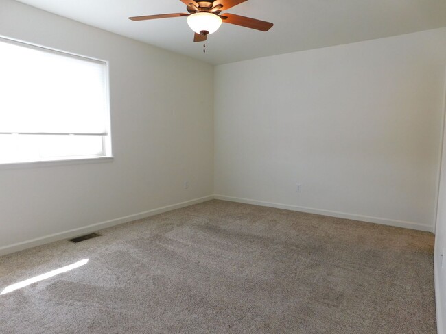 Building Photo - Townhome Near Shopping