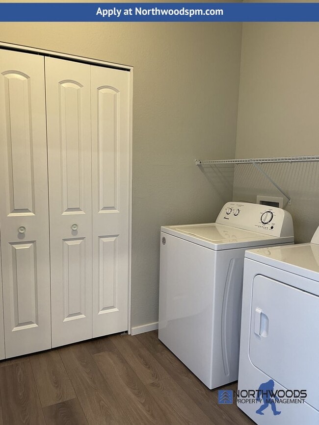 Building Photo - Very Nice 2 Bedroom 1 Bath Upstairs Apartment