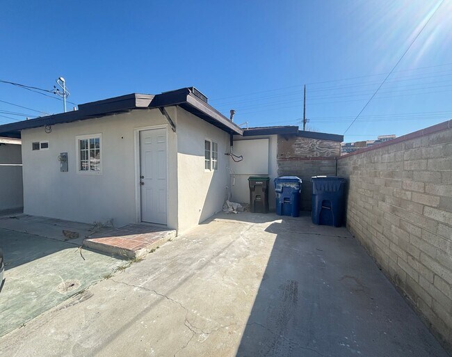 Building Photo - 45025 1/2 10TH STREET WEST