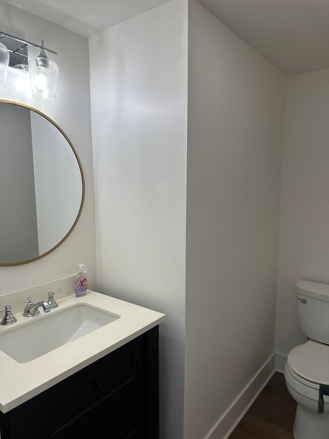 Building Photo - Move in special! $700 off first months rent.
