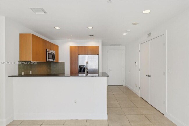 Building Photo - 1060 Brickell Ave