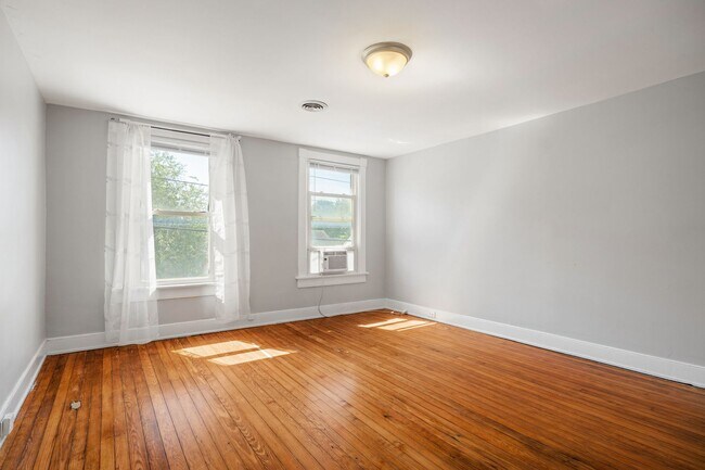 Building Photo - 3 Bedroom/1.5 Bath Northside Home ***Avail...