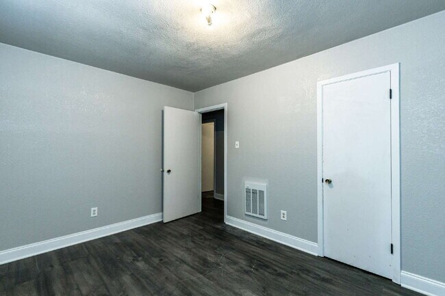 Building Photo - Cute 3 Bedroom 1 bathroom Home