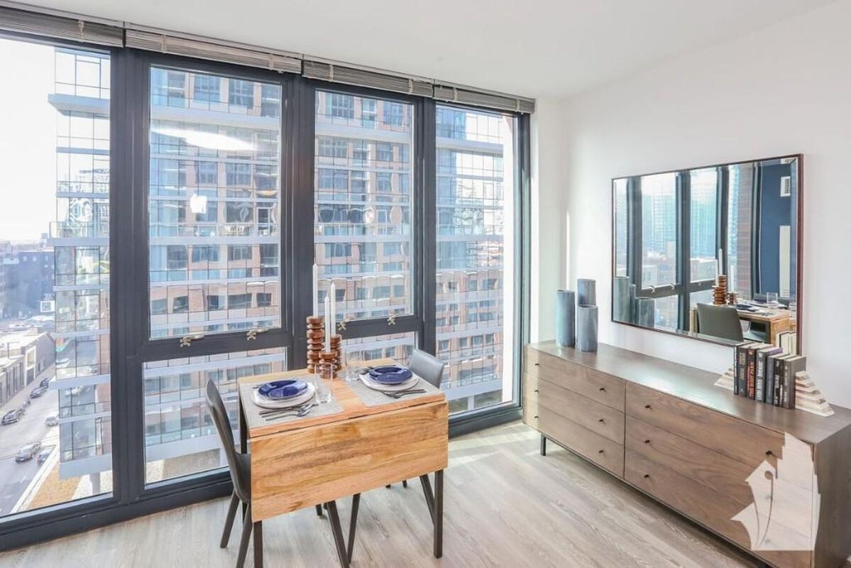 Building Photo - 637 N Wells St