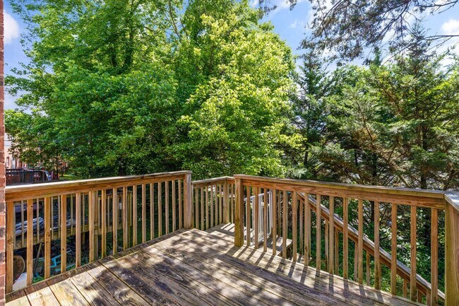 Building Photo - Knoxville 37912 - 3 bedroom, 2.5 bath all ...