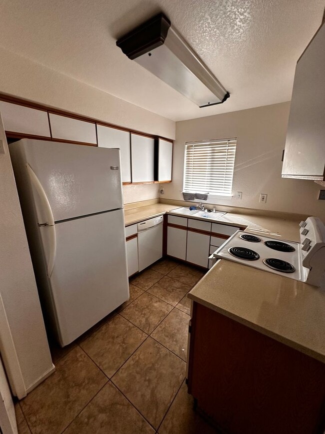 Building Photo - 2 Bed 1 Bath in Gated Community