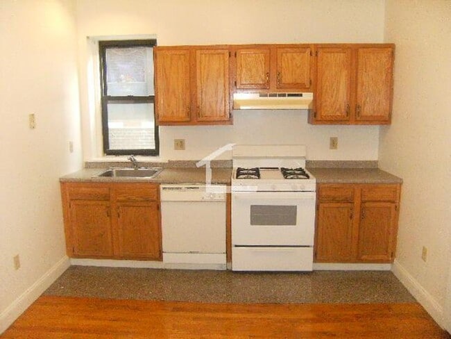 Building Photo - Brighton near Cleveland Easy access to B and C train Heat Inc 900 per person No FEe 8.1