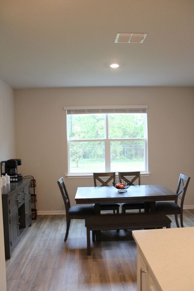 Building Photo - Spacious 5 Bedroom, 3 Bathroom in Gated Se...
