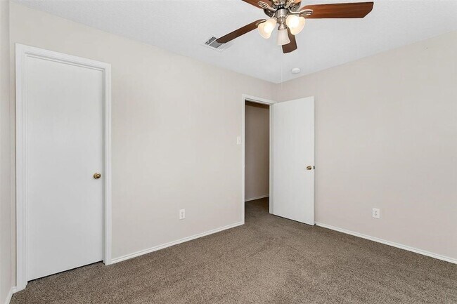 Building Photo - 2152 Laughlin Rd