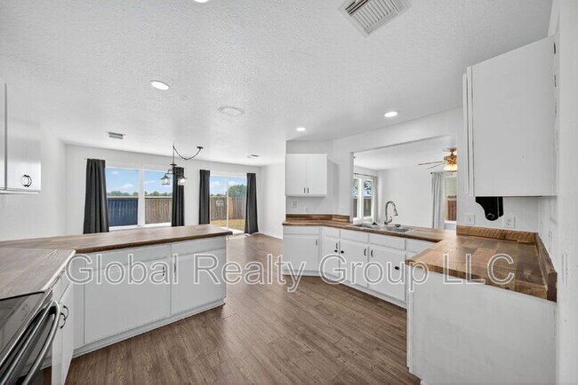 Building Photo - 215 Chisholm Trail