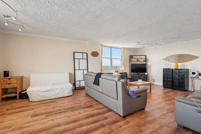 Building Photo - 6040 BLVD E