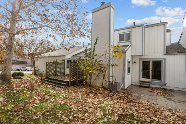 Building Photo - 642 NW Valleybrook Rd