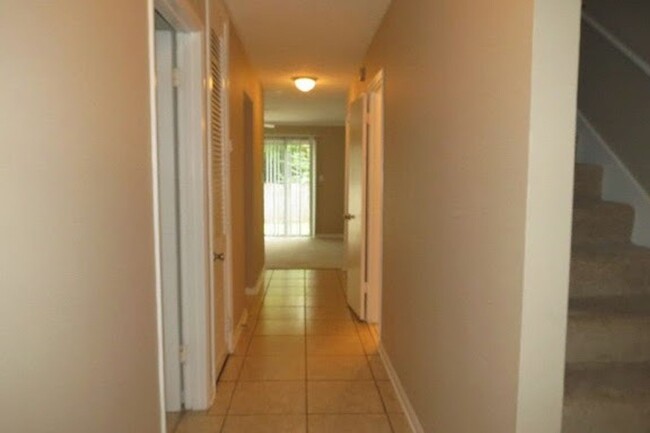 Building Photo - Beautiful 3 Bedroom Townhouse!