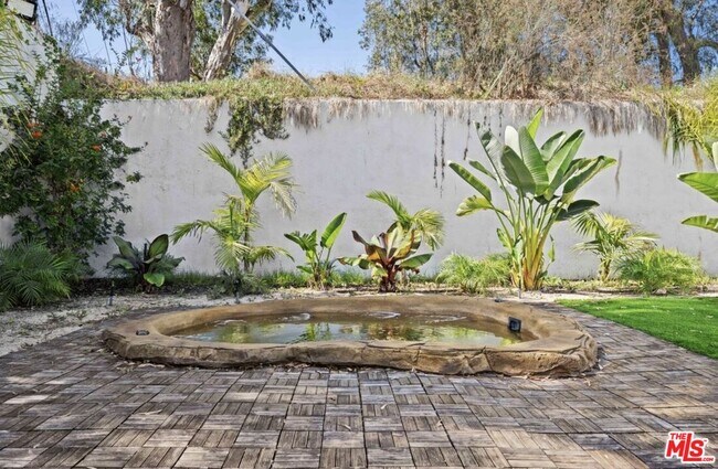 Building Photo - 2617 S Beverly Dr