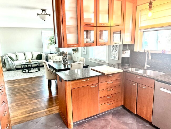 Building Photo - 320 Fairway Ln