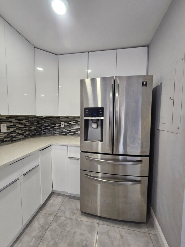 Building Photo - 331 Cypress Way W