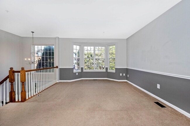 Building Photo - Fantastic End Unit Townhouse For Lease