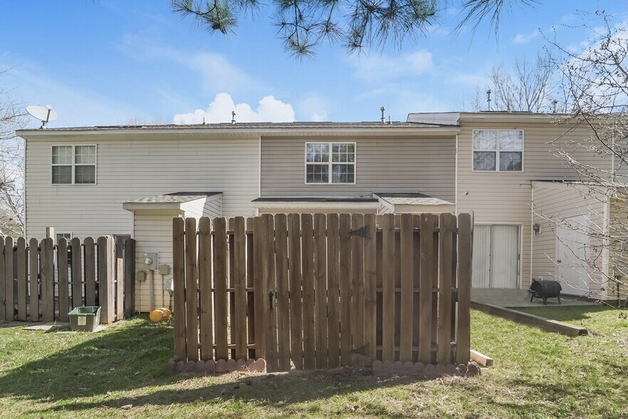 Building Photo - 10142 Forest Landing Dr