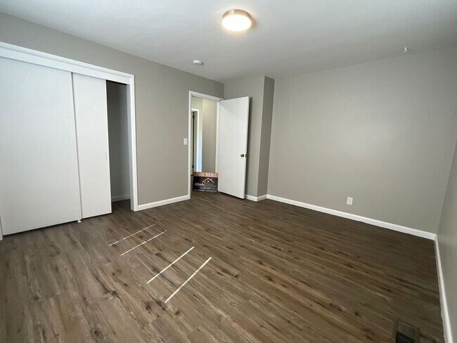 Building Photo - 3 bdrm 2 bath Home 2 car Garage small dog ...