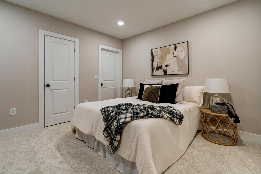 Full Basement Bedroom - 2587 Dayton Ave
