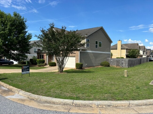 Building Photo - Gorgeous 4 Bedroom 2 1/2 Bath in Fortson Ga .